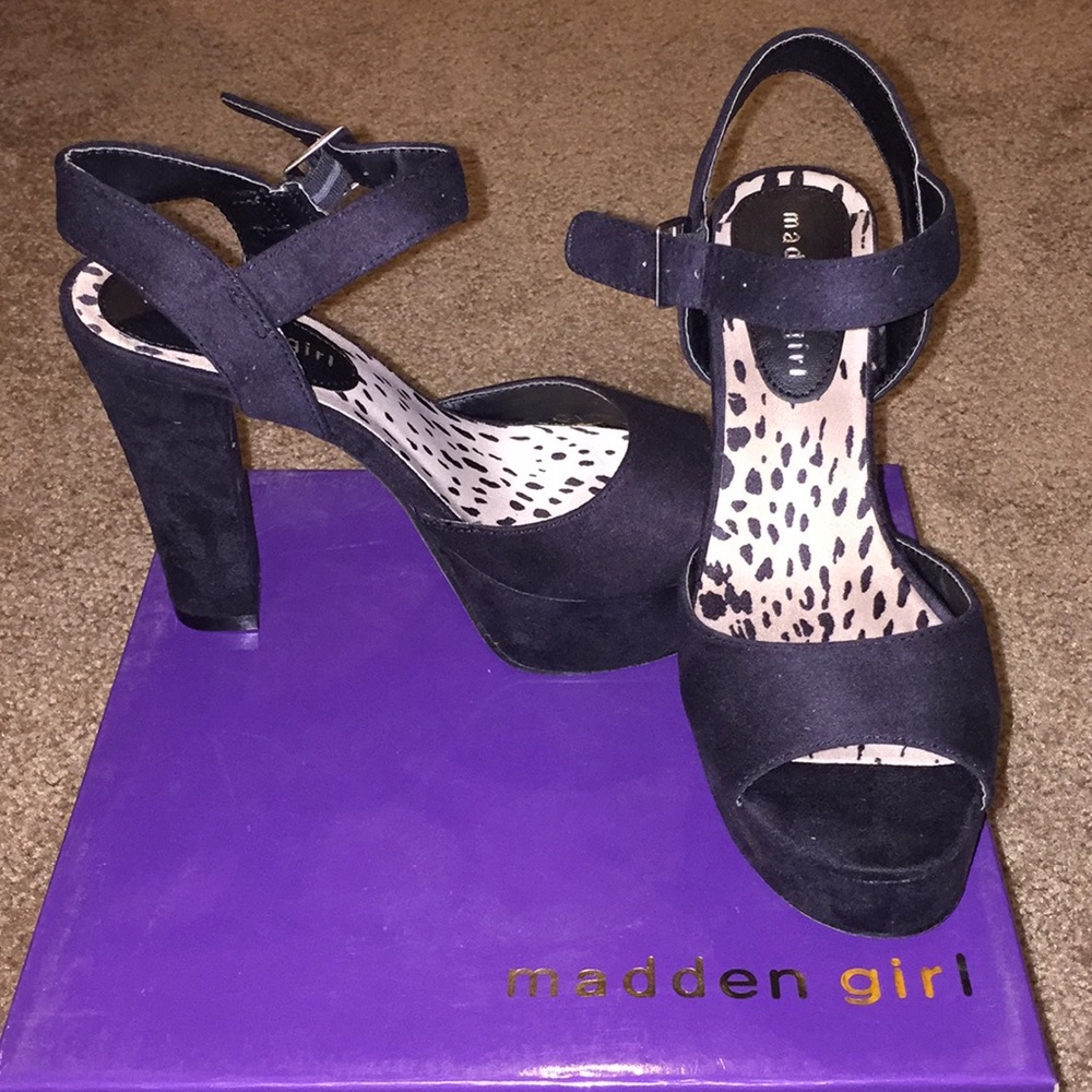 Black platform sandal